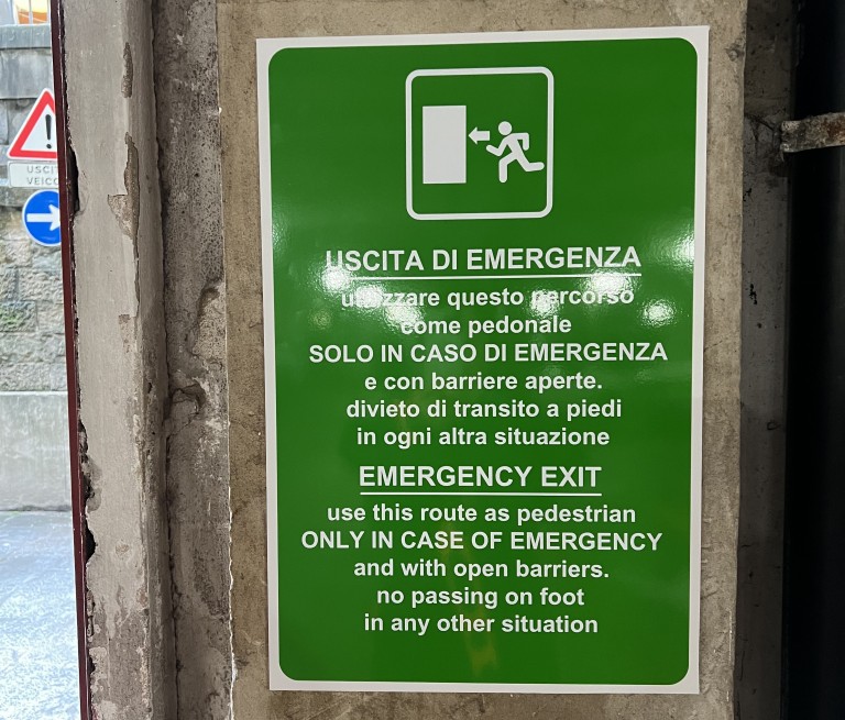 targhe insegne totem e cartelli di segnalazione